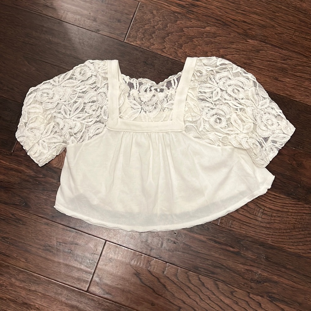 Xs free people crop lacy sleeve crop top. Excellent condition. Never worn.